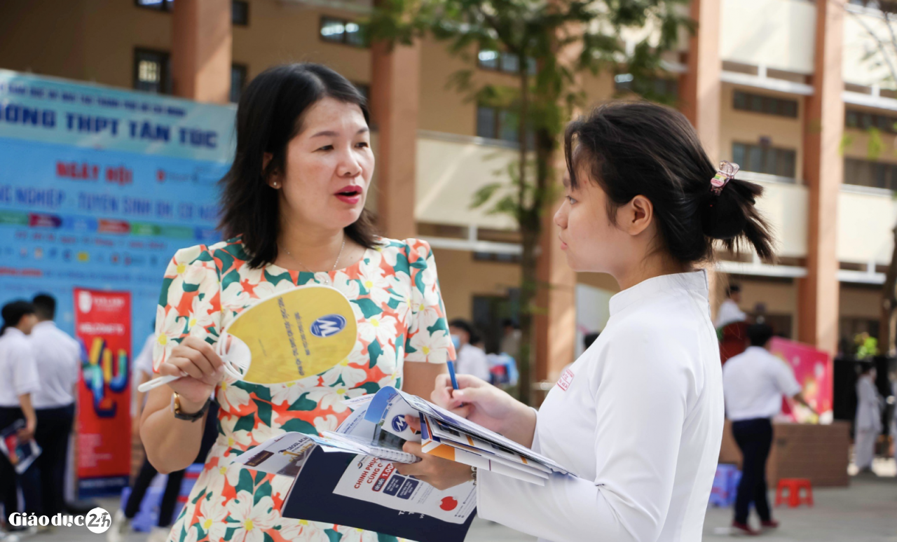 Thí sinh tìm hiểu thông tin xét tuyển vào Trường ĐH Tài chính- Marketing